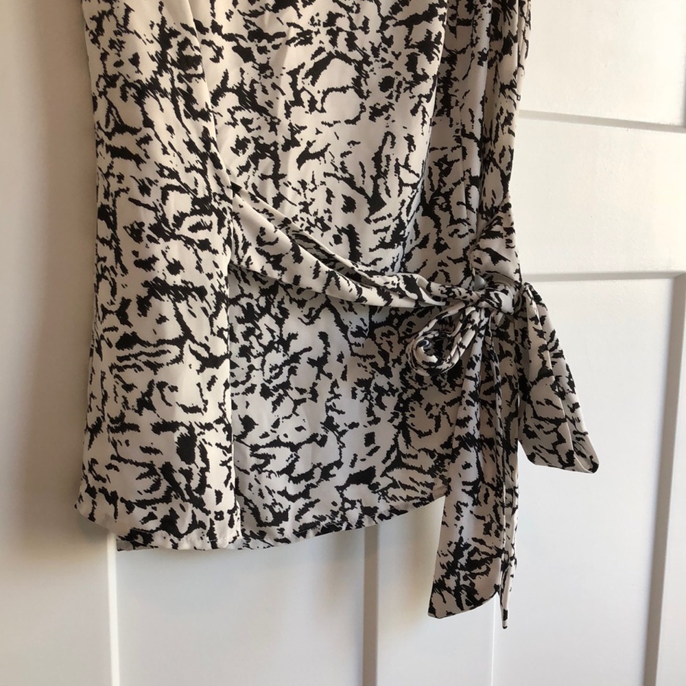 Banana Republic Black and White Sleeveless Top Size 8 - Picture 2 of 6